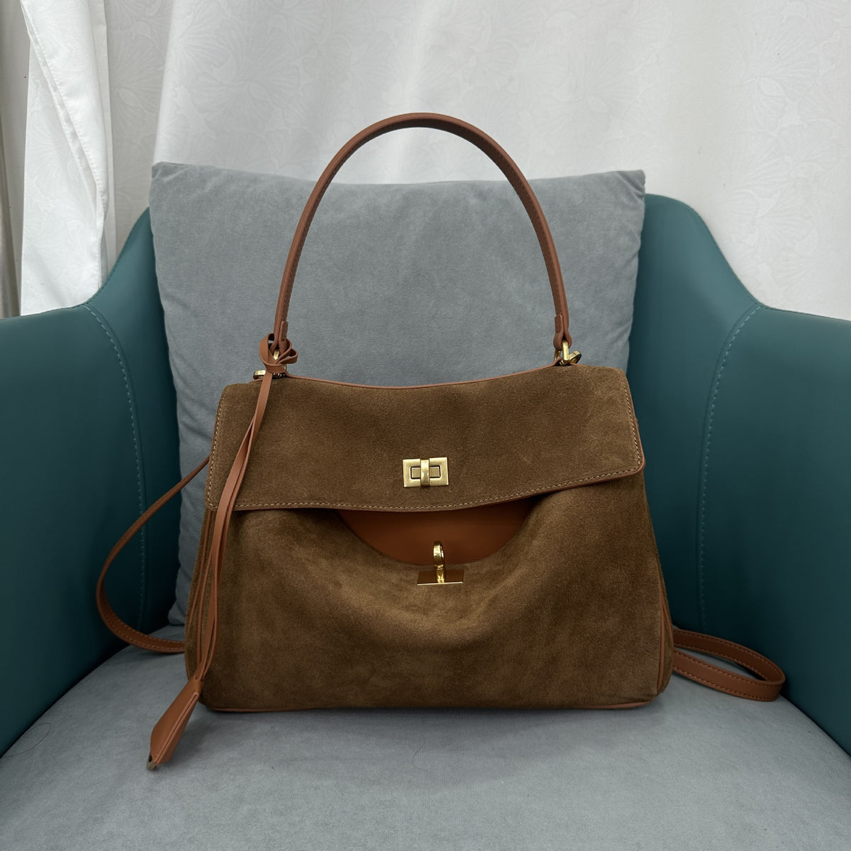 SAC À MAIN À RABAT ET FERMOIR DORÉ