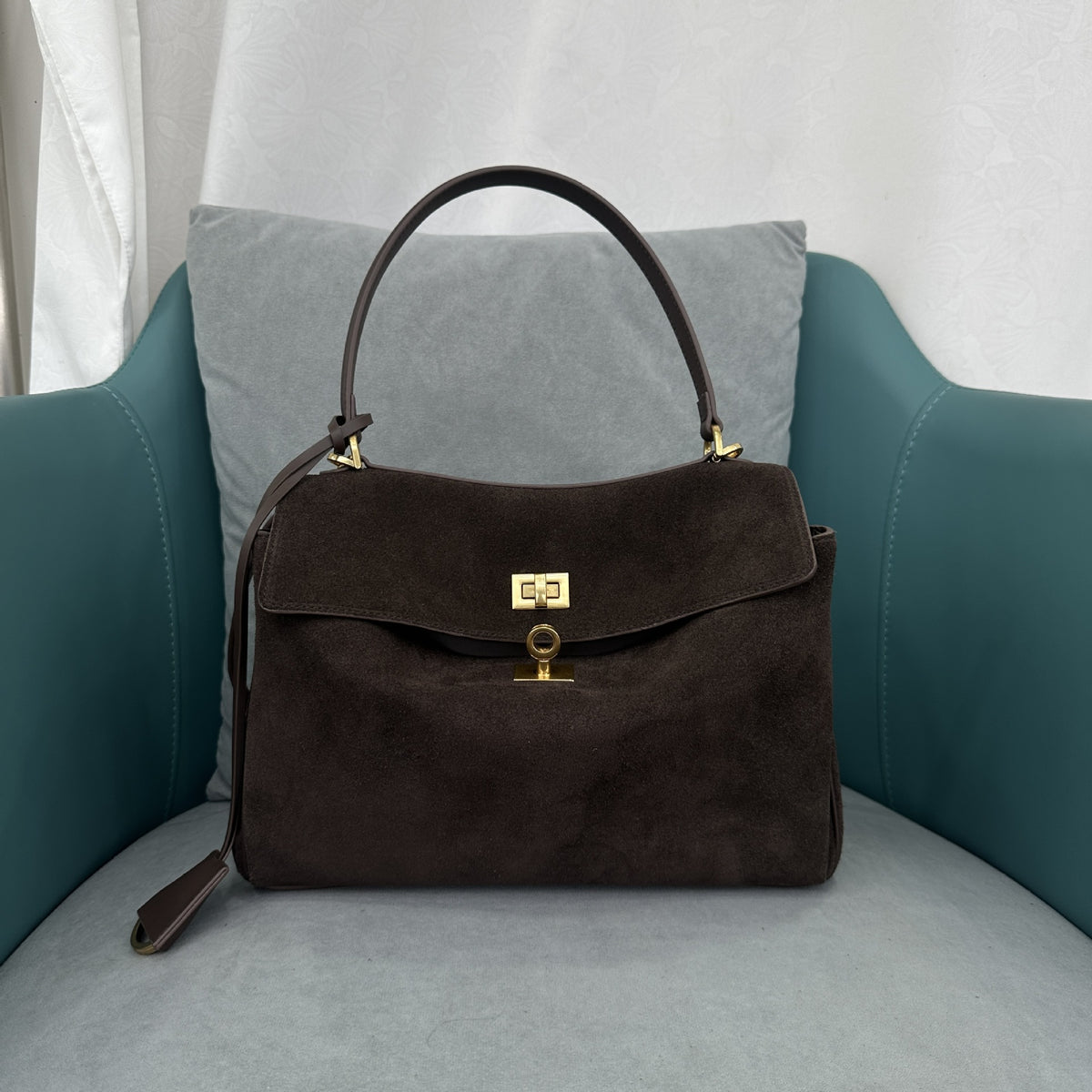 SAC À MAIN À RABAT ET FERMOIR DORÉ