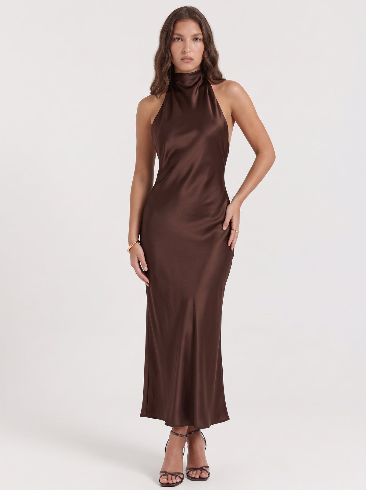 ROBE LONGUE EN SATIN À COL MONTANT ET DOS NU