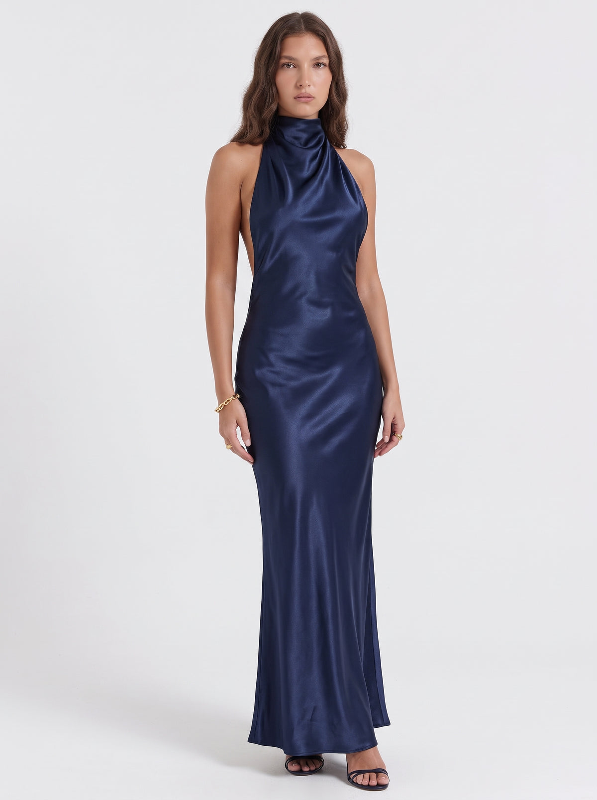 ROBE LONGUE EN SATIN À COL MONTANT ET DOS NU