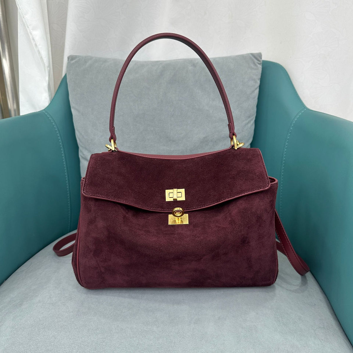 SAC À MAIN À RABAT ET FERMOIR DORÉ