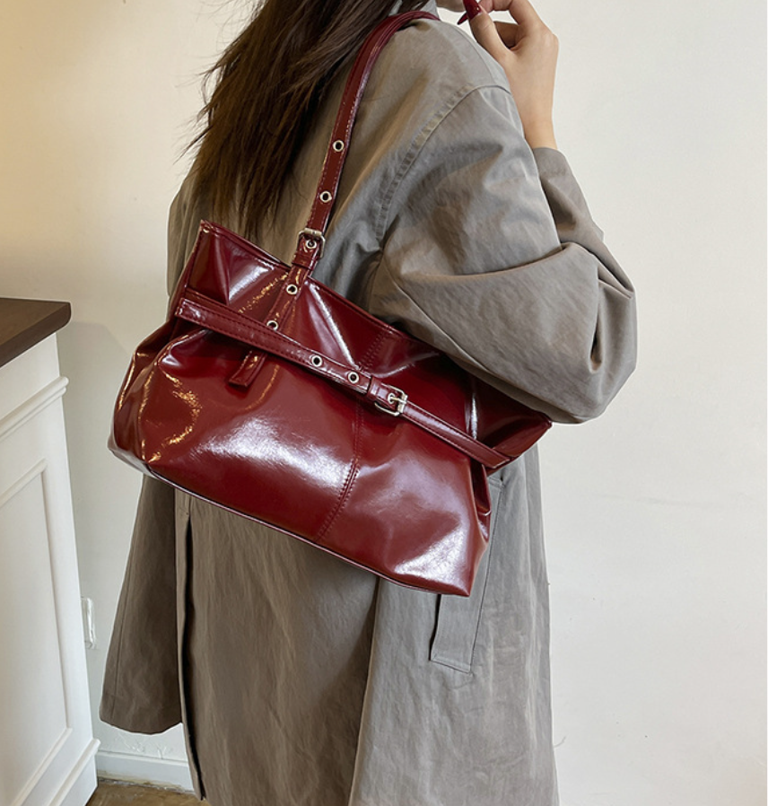 SAC PORTÉ ÉPAULE À BOUCLES EFFET CUIR BRILLANT