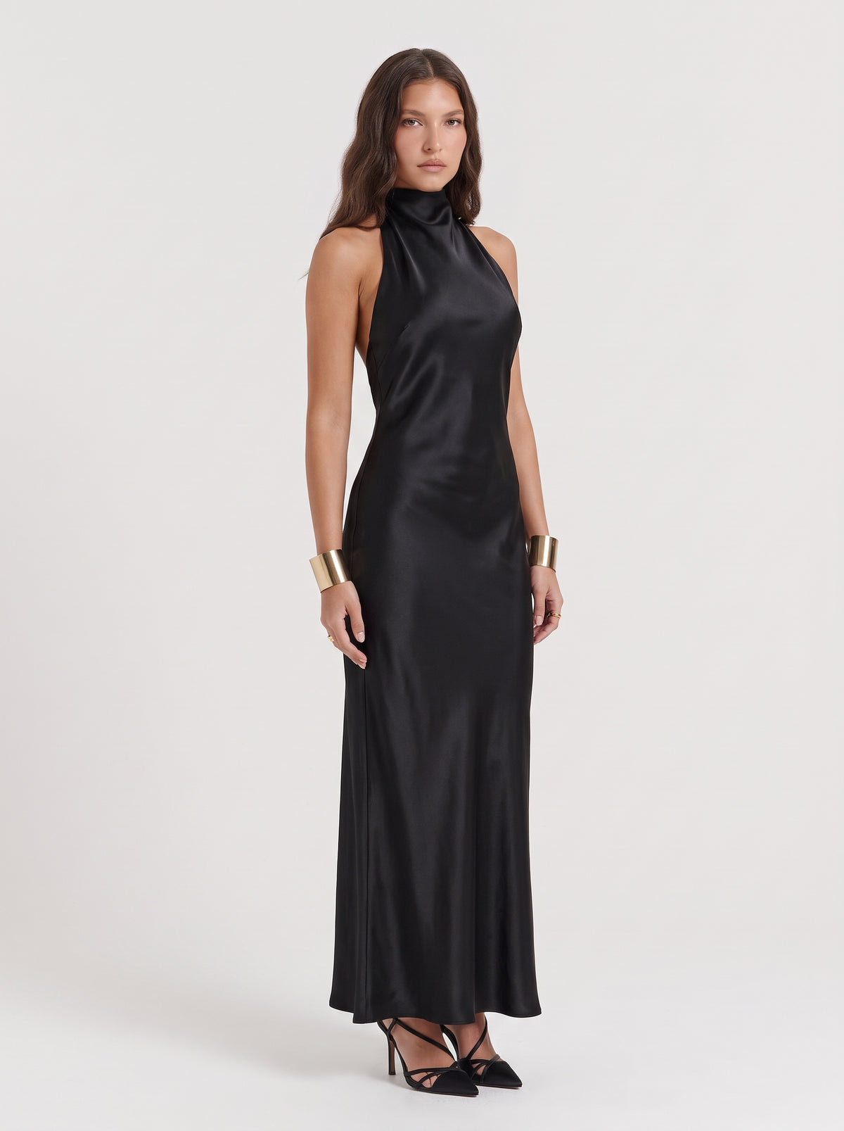 ROBE LONGUE EN SATIN À COL MONTANT ET DOS NU