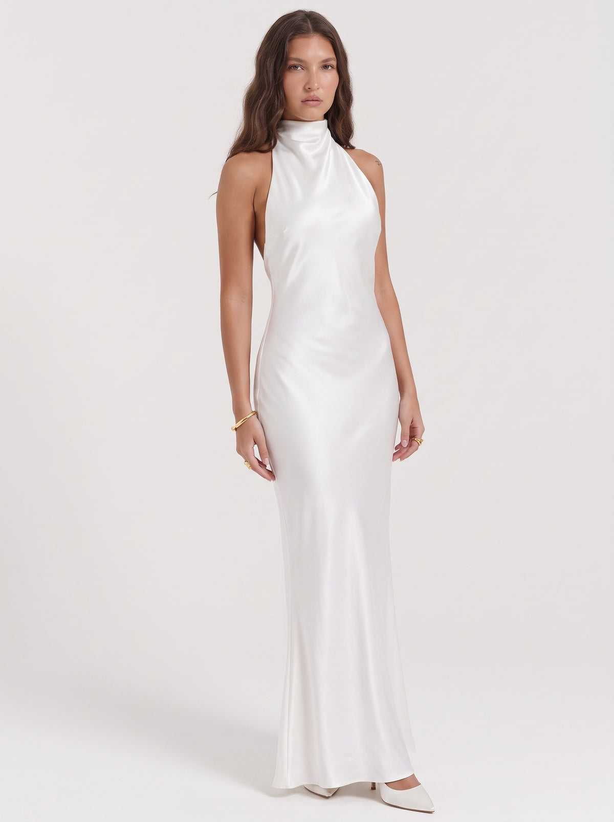 ROBE LONGUE EN SATIN À COL MONTANT ET DOS NU