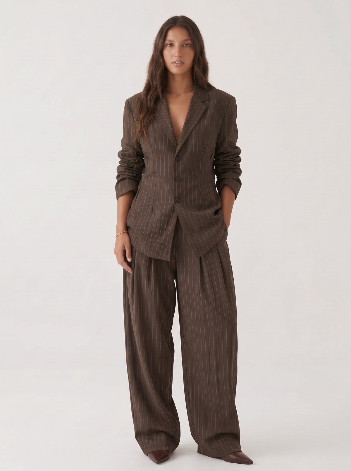 Costume femme rayé marron, veste cintrée et pantalon large